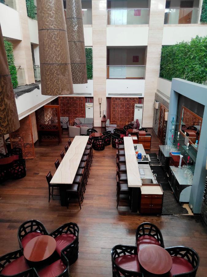 Pride Plaza Hotel, Calcutta Extérieur photo The interior of the restaurant