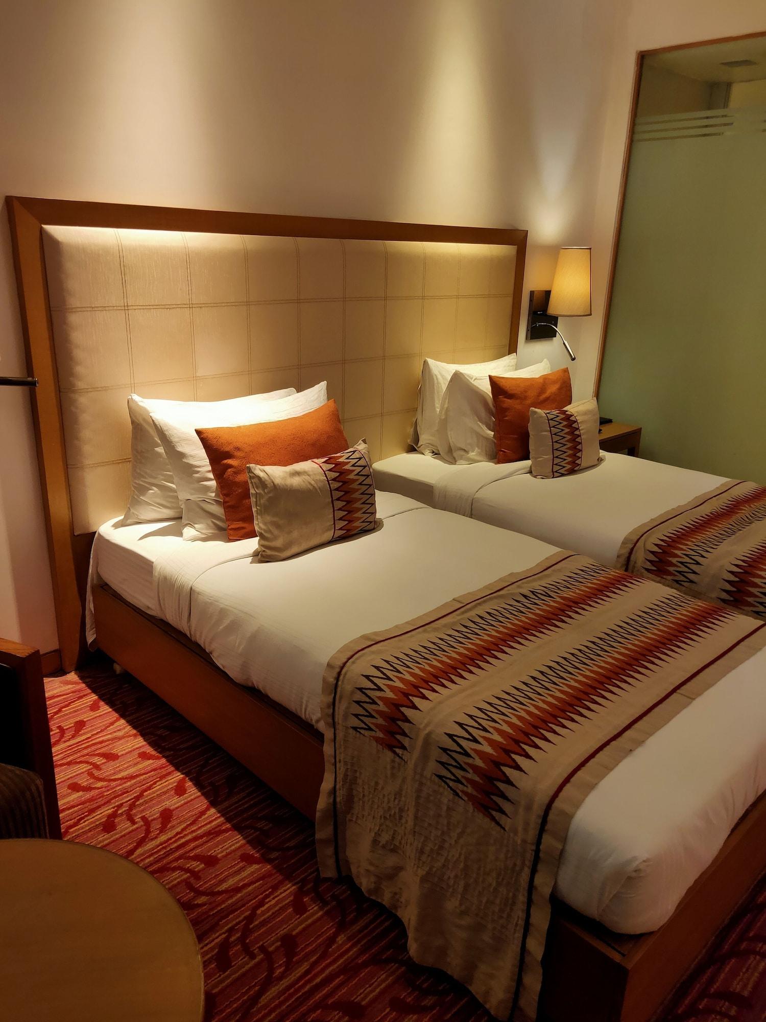 Pride Plaza Hotel, Calcutta Extérieur photo A room at the hotel