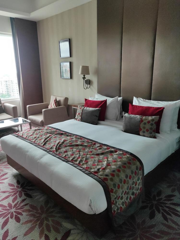Pride Plaza Hotel, Calcutta Extérieur photo A bed runner