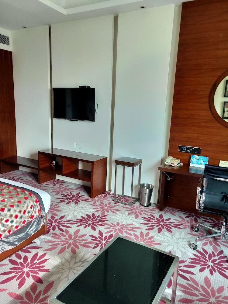 Pride Plaza Hotel, Calcutta Extérieur photo A room at the hotel
