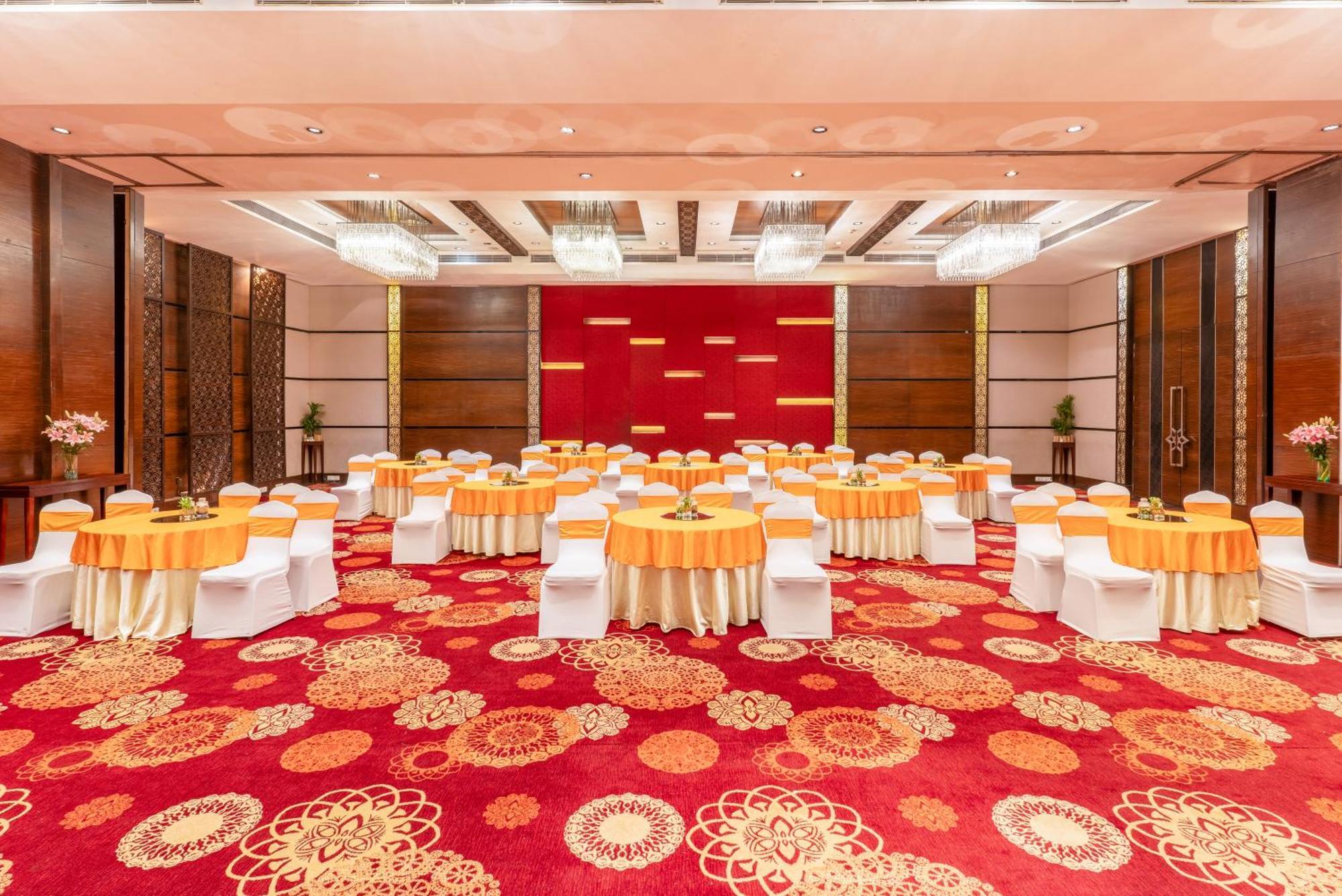 Pride Plaza Hotel, Calcutta Extérieur photo The Grand Ballroom