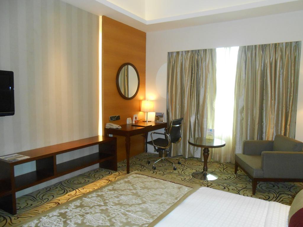 Pride Plaza Hotel, Calcutta Extérieur photo A room at the Taj Bengal