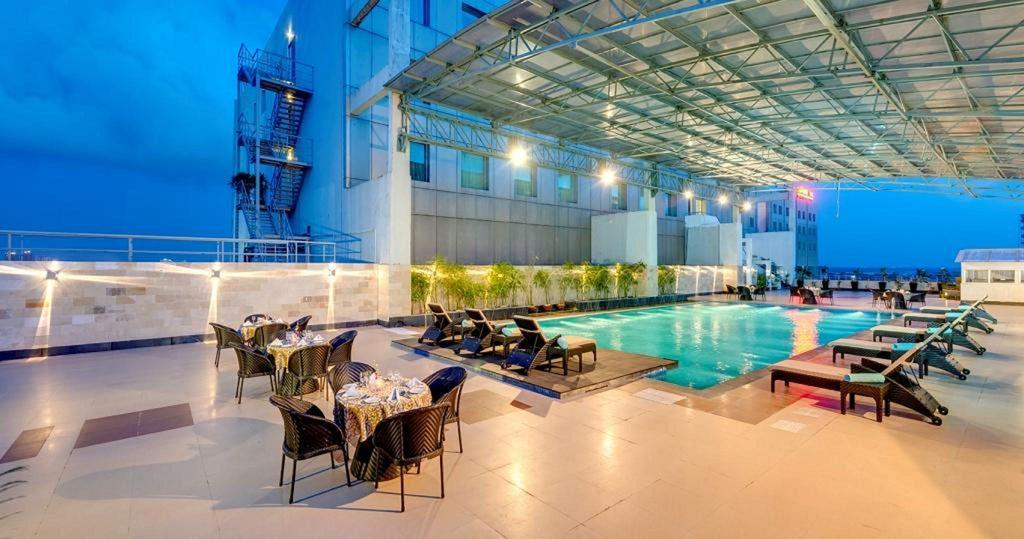 Pride Plaza Hotel, Calcutta Extérieur photo The swimming pool at the hotel