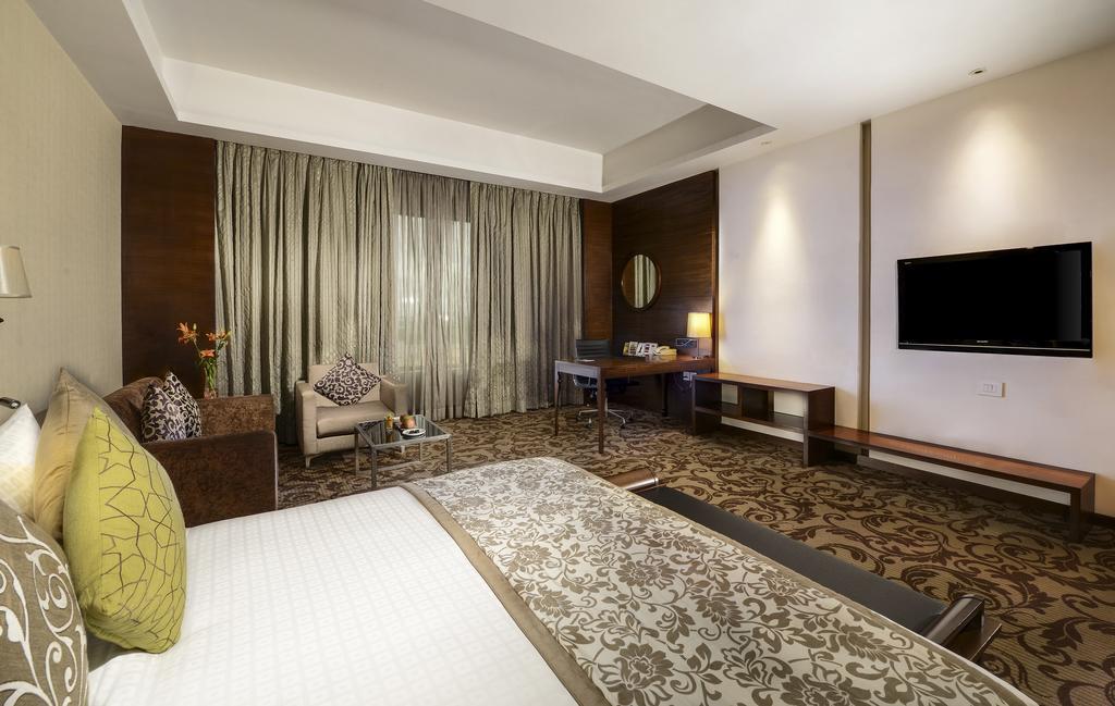 Pride Plaza Hotel, Calcutta Extérieur photo A room at the hotel