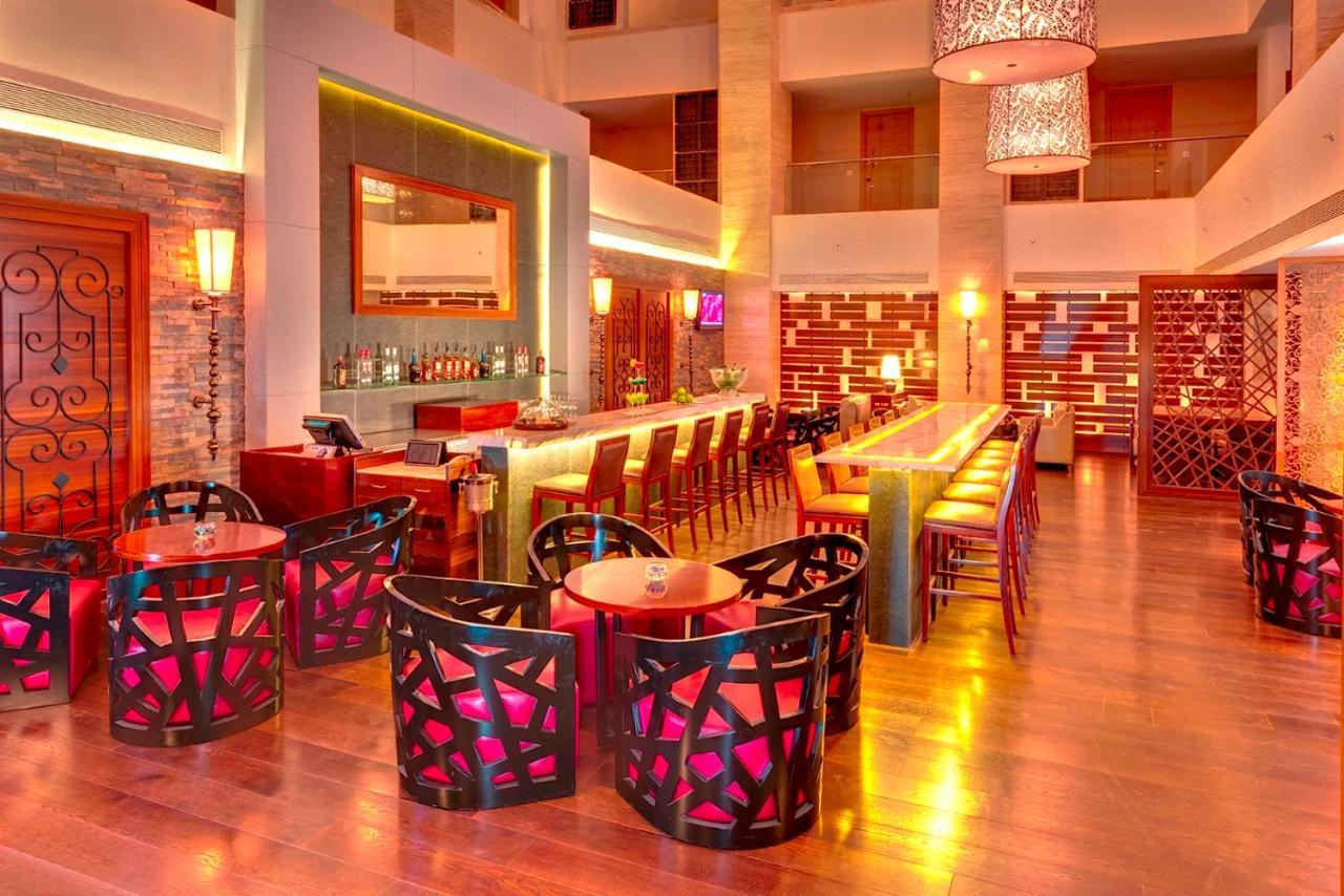 Pride Plaza Hotel, Calcutta Extérieur photo The bar at the hotel