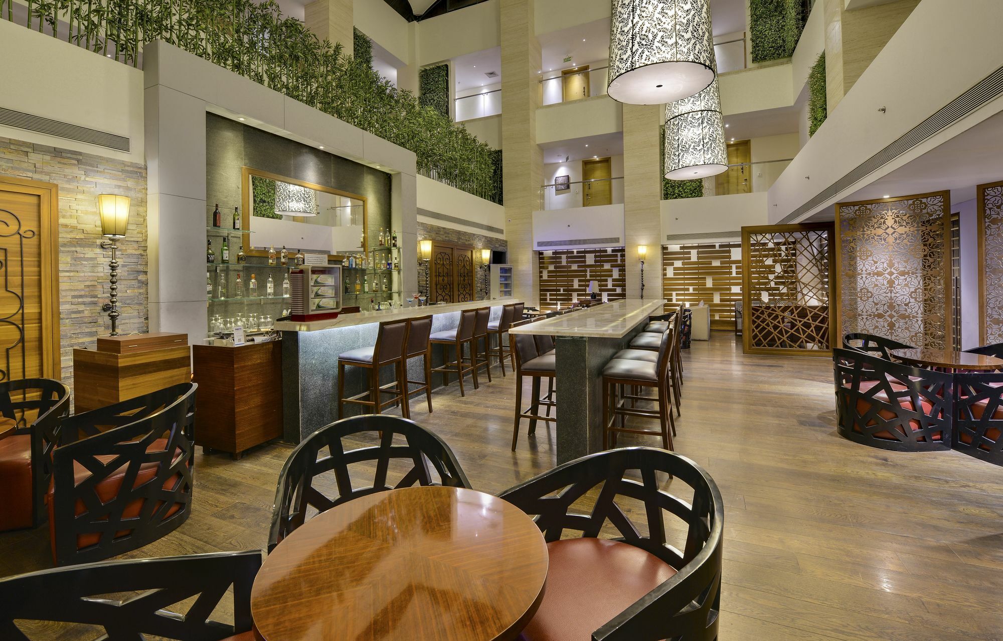 Pride Plaza Hotel, Calcutta Extérieur photo The Bar