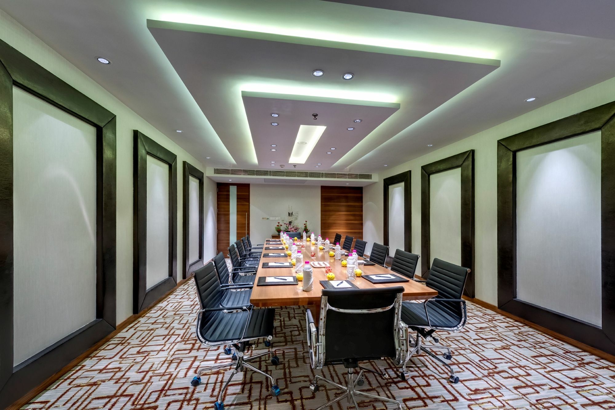 Pride Plaza Hotel, Calcutta Extérieur photo Meeting room