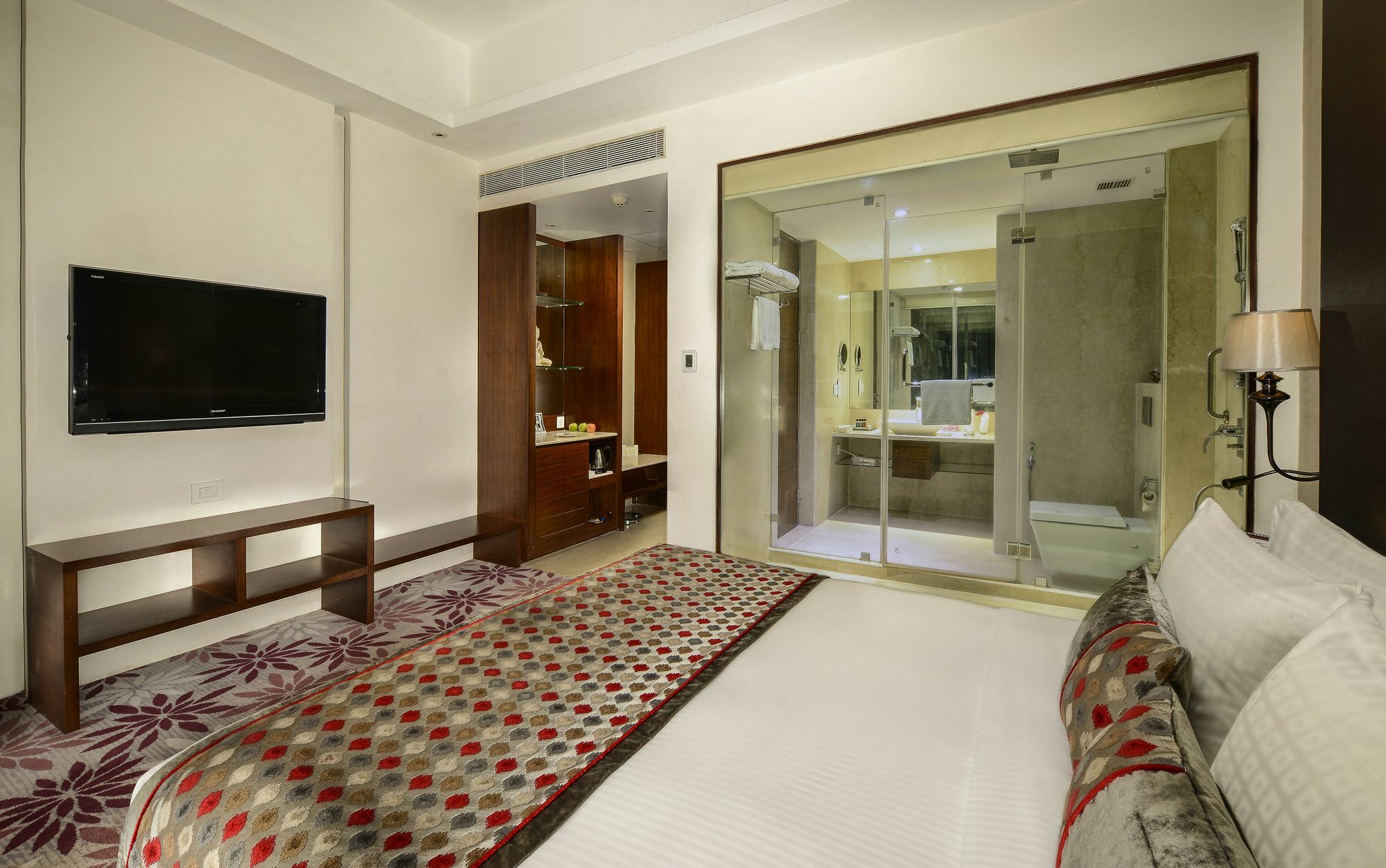 Pride Plaza Hotel, Calcutta Extérieur photo A room at the hotel