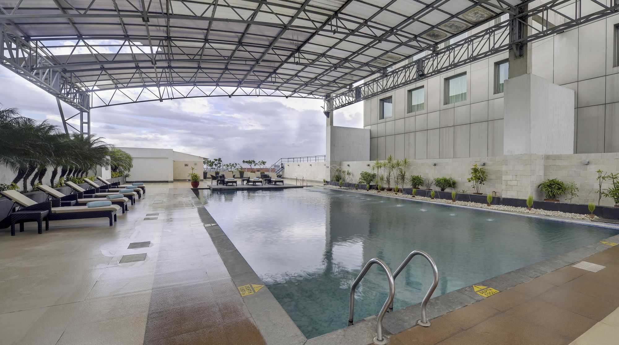 Pride Plaza Hotel, Calcutta Extérieur photo Swimming pool